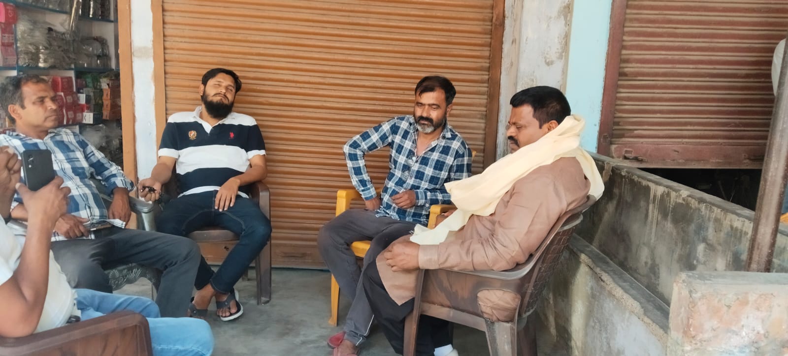 कछौना: पूर्व प्रत्याशी सुरेंद्र कुमार ने शोक संतप्त परिवारों से की मुलाकात, दुख की घड़ी में बँधाया ढाँढस