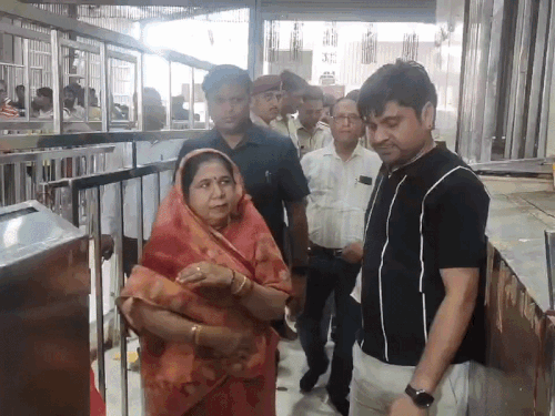 राजस्थान की महिला मंत्री बोलीं- विपक्ष को सद्बुद्धि दो बाबा:महिला आरक्षण बिल पर सियासत के बीच ICDS राज्यमंत्री मंजू बाघमार ने किए खाटूश्याम बाबा के दर्शन