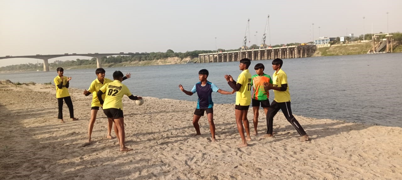 Varanasi news: गंगा की रेत पर पहली बार दिखा महिला बीच हैंडबाल का रोमांच