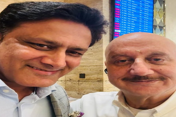 यह सुखद आश्चर्य...अनिल कुंबले से अचानक हुई अनुपम खेर की मुलाकात
