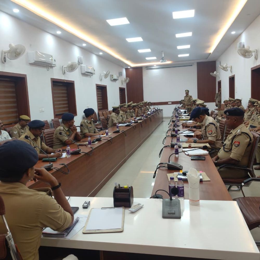 अम्बेडकर जयंती को लेकर देवरिया पुलिस अलर्ट:नवागत एसपी ने थानेदारों को पढ़ाया कानून का पाठ