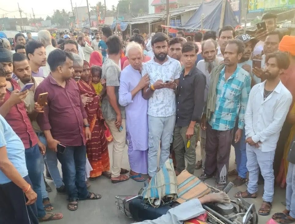 करजाइन बाजार हादसा: तेज रफ्तार टैंक लोरी ने बाइक सवार को कुचला, मौके पर मौत