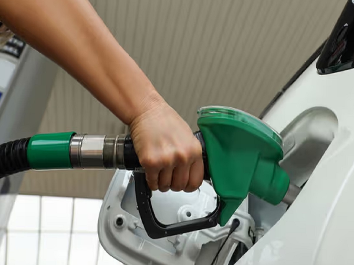 Petrol-Diesel Prices: बदल गई है पेट्रोल-डीजल की कीमतें, जानें किन शहरों में हुआ सस्ता