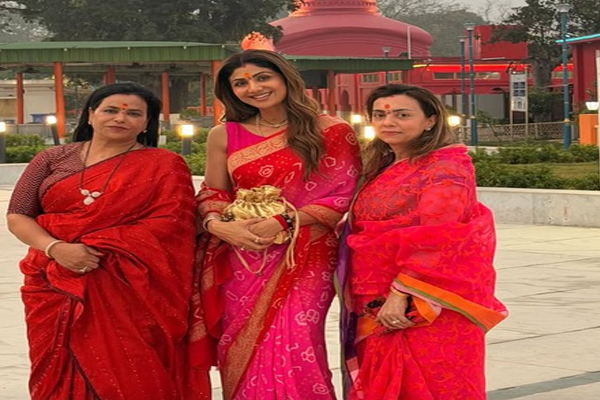 भक्ति में लीन दिखीं शिल्पा शेट्टी, त्रिपुरा सुंदरी शक्तिपीठ मंदिर में की पूजा-अर्चना