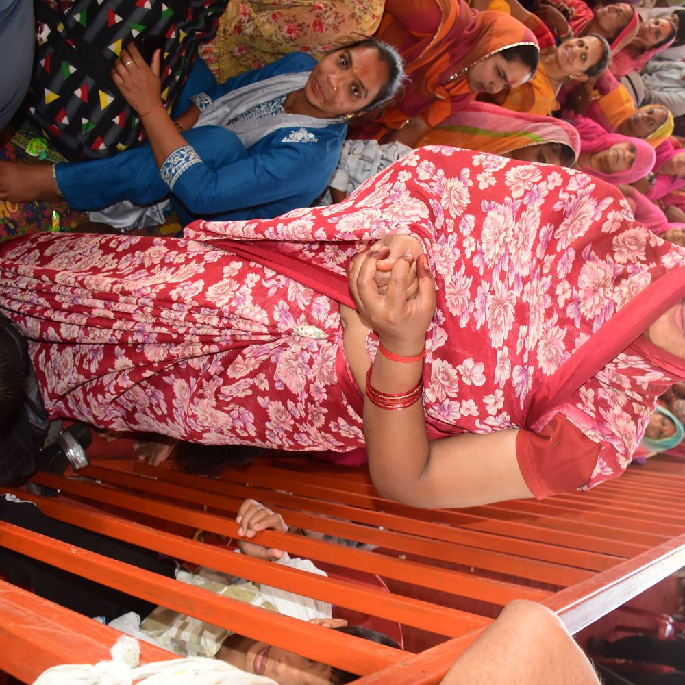 ‘शुक्रिया' महादेव! किसी का बिका मकान लौटा, किसी की बीमारी कटी; अब घंटों खड़ी रहकर 'कर्ज' उतार रहीं महिलाएं