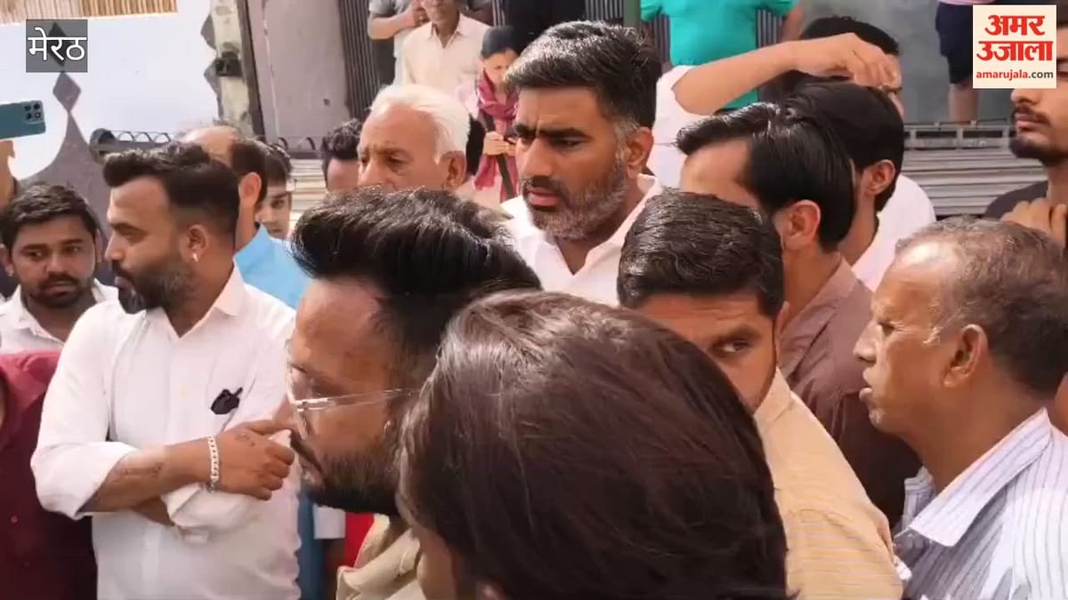 Meerut: सेंट्रल मार्केट में चल रहे धरने पर पहुंचे सपा विधायक अतुल प्रधान
