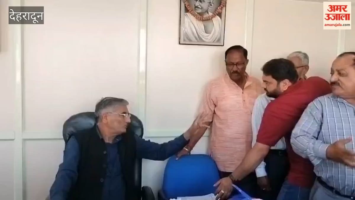 Dehradun: खाता धारकों ने अर्बन को-ऑपरेटिव बैंक के अधिकारी का किया घेराव