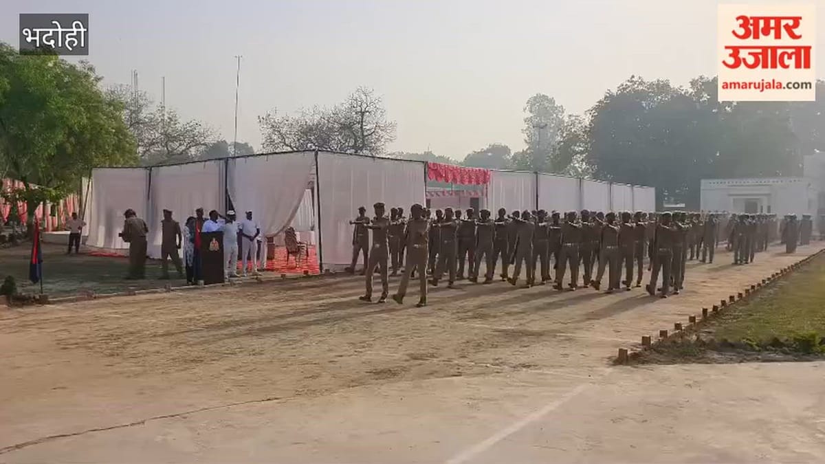 भदोही में एसपी ने ली परेड की सलामी, किया निरीक्षण, VIDEO