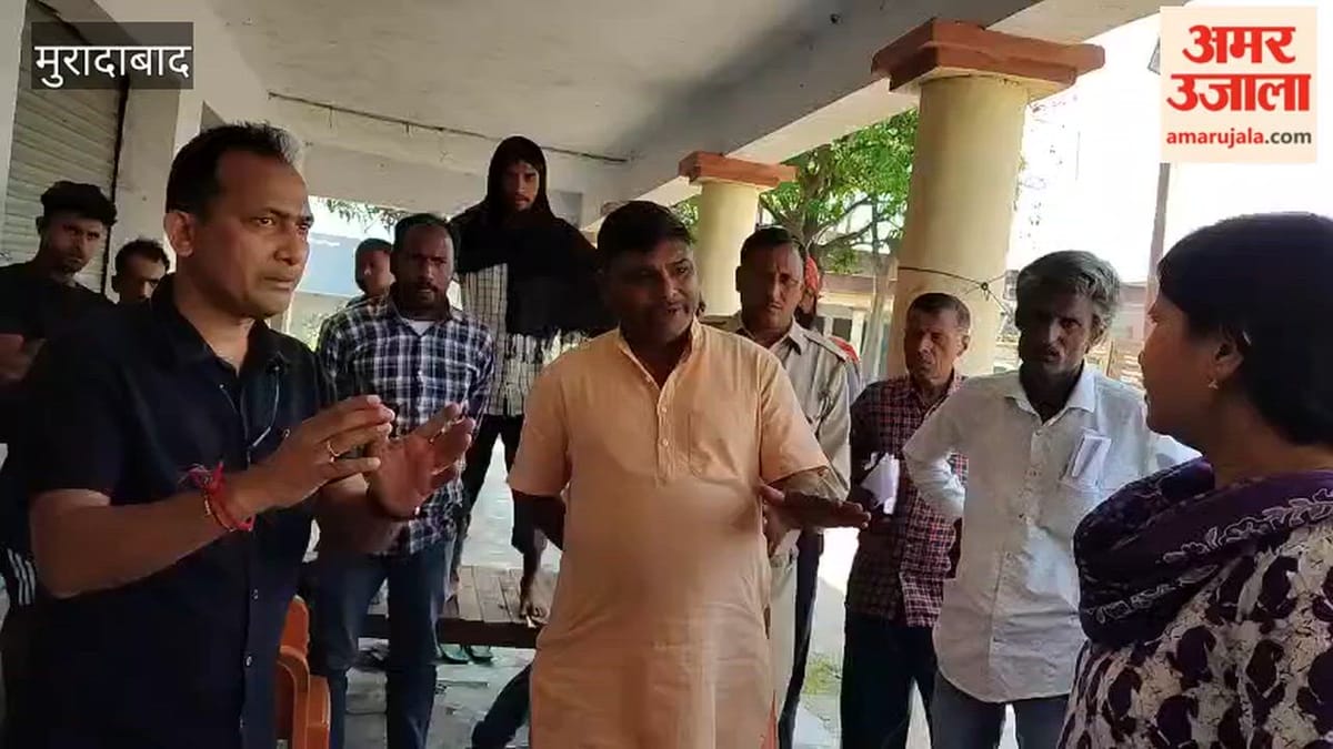 ठाकुरद्वारा मंडी में गेहूं तौल न होने पर किसानों का हंगामा