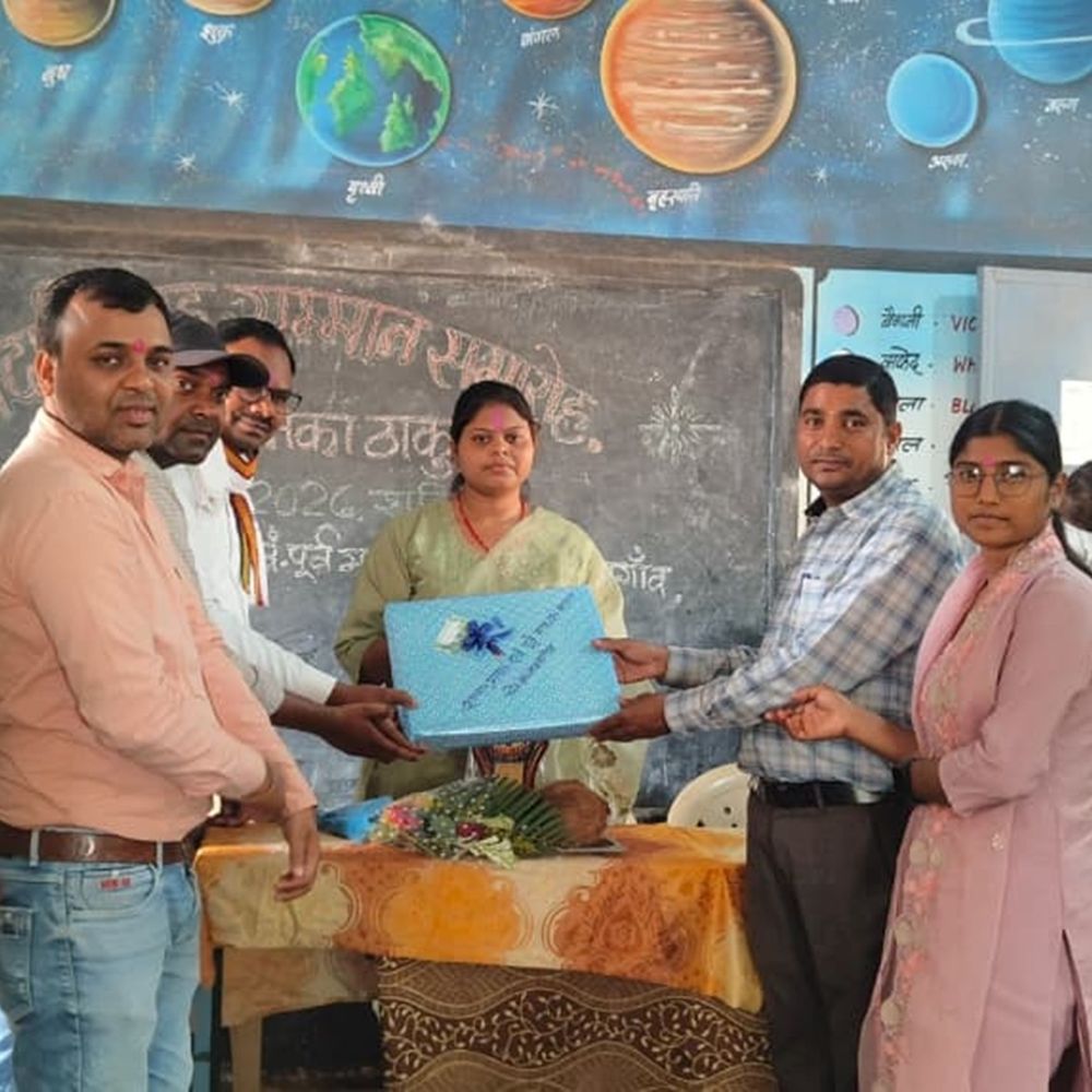शिक्षिका मोनिका ठाकुर को विदाई दी गई