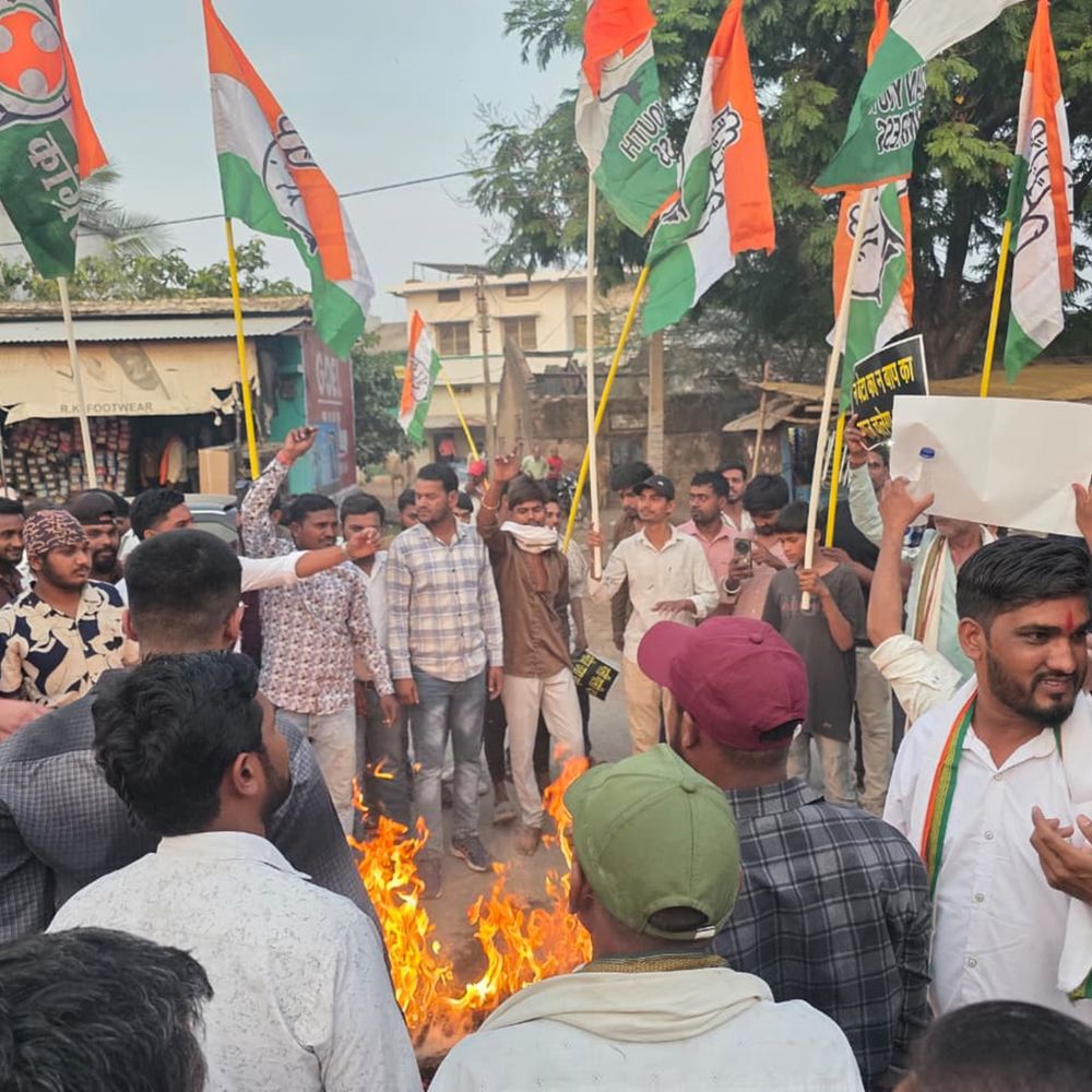 हाईवे बंद कर वसूली का आरोप, पुतला फूंका