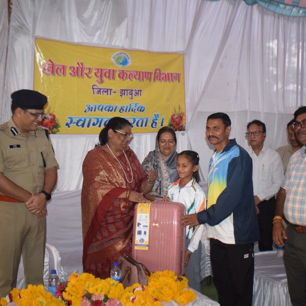 झाबुआ में महिला वेटलिफ्टरों को आधुनिक उपकरण मिले:मंत्री निर्मला भूरिया ने की चेंजिंग रूम बनाने की घोषणा
