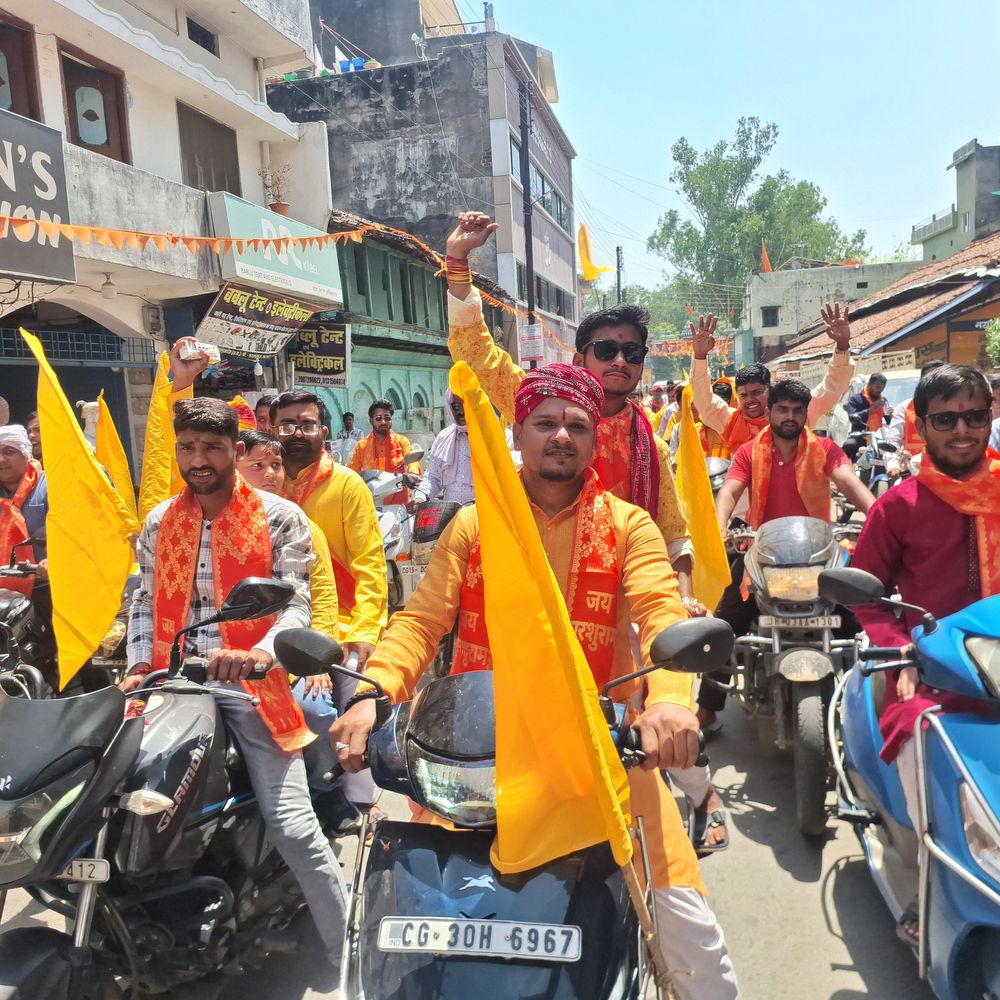 रामानुजगंज में मनाई गई परशुराम जयंती:भव्य शोभायात्रा निकाली, सैकड़ों लोग हुए शामिल, एकता और भाईचारे का संदेश दिया