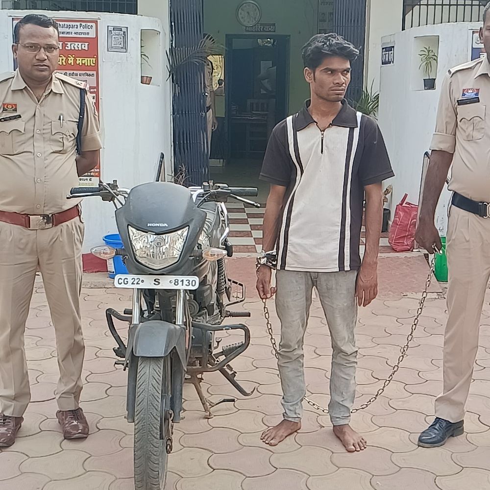 बाइक चोरी के 2 आरोपीयों को पुलिस ने पकड़ा:पलारी पुलिस ने चोरी की बाइक बरामद की, एक नाबालिग भी शामिल