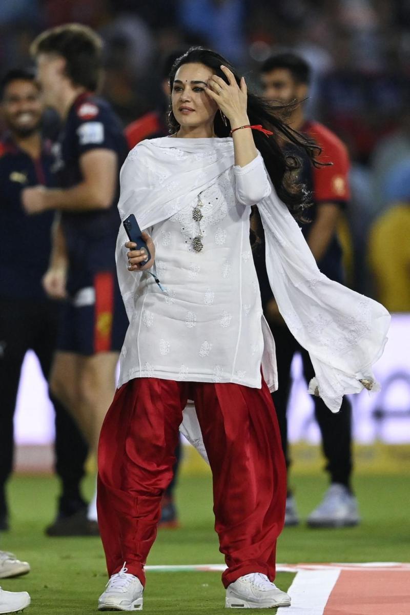 IPL में लकी चार्म है सफेद सूट? प्रीति जिंटा ने दी दिलचस्प वजह