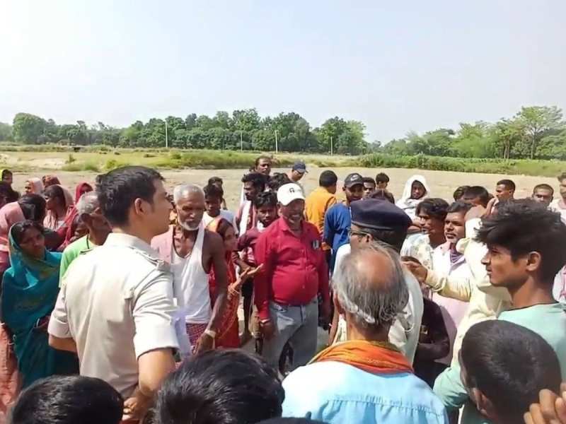 Muzaffarpur Crime: प्रेमिका के पति ने रची खौफनाक साजिश! शराब पार्टी में जहर देकर ली युवक की जान, पुलिस ने गड्ढे से निकाले अवशेष