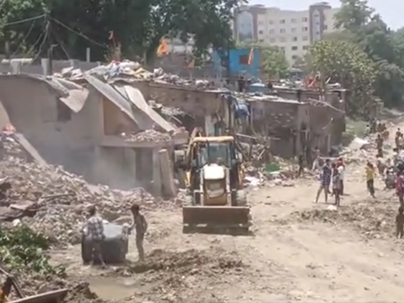 Patna Bulldozer Action: पटना में गरजा CM सम्राट चौधरी का बुलडोजर, DM ऑफिस के पीछे 100 अवैध मकान जमींदोज
