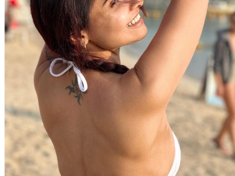 ब्रेस्ट कैंसर से जंग जीतने के चार साल पूरे होने पर दिखाई जर्नी की झलक; 45 की उम्र में फ्लॉन्ट किया टोन्ड फिगर, कहा- दूसरा जन्म