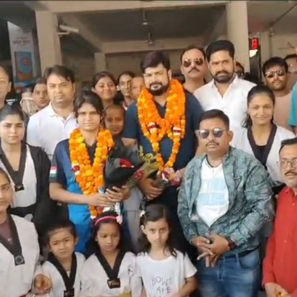 उज्बेकिस्तान से सतना लौटीं MP की पहली ताइक्वांडो खिलाड़ी अस्मि:50 देशों के खिलाड़ियों के बीच खेला टूर्नामेंट; रेलवे स्टेशन पर ढोल-नगाड़ों से स्वागत
