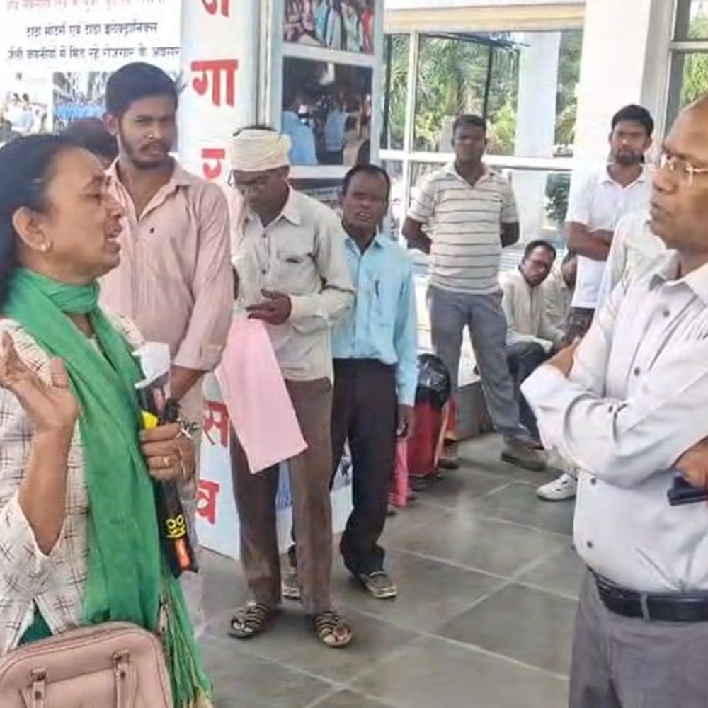 बालाघाट में महिला पेट्रोल-माचिस लेकर कलेक्ट्रेट जनसुनवाई पहुंची:जमीन सीमांकन की शिकायत पर कार्रवाई न होने पर आत्मदाह की दी चेतावनी