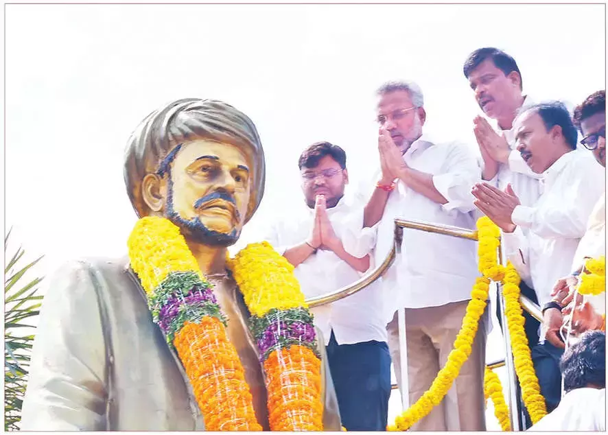 Andhra: नेताओं ने फुले की जयंती पर उनकी विरासत को याद किया