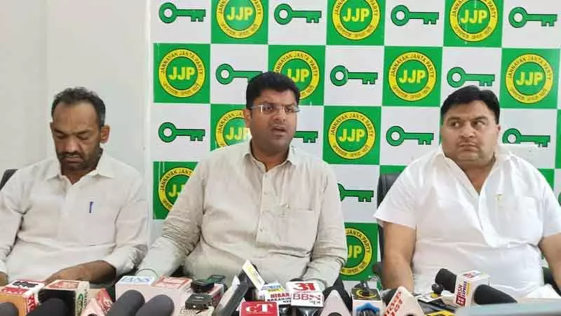 Hisar में CIA गाड़ी ने दुष्यंत चौटाला के काफिले को रोका, विवाद हुआ