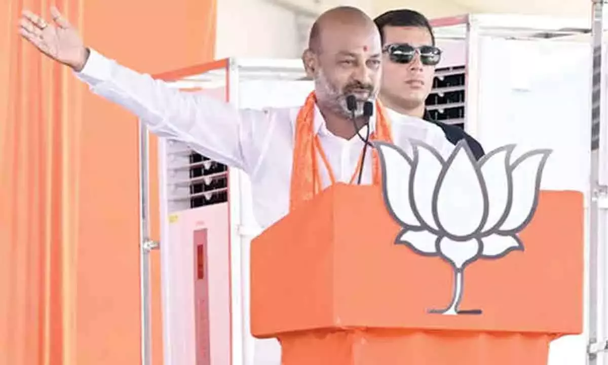 Telangana: रेवंत ने दक्षिण की महिलाओं को धोखा दिया: बंदी संजय