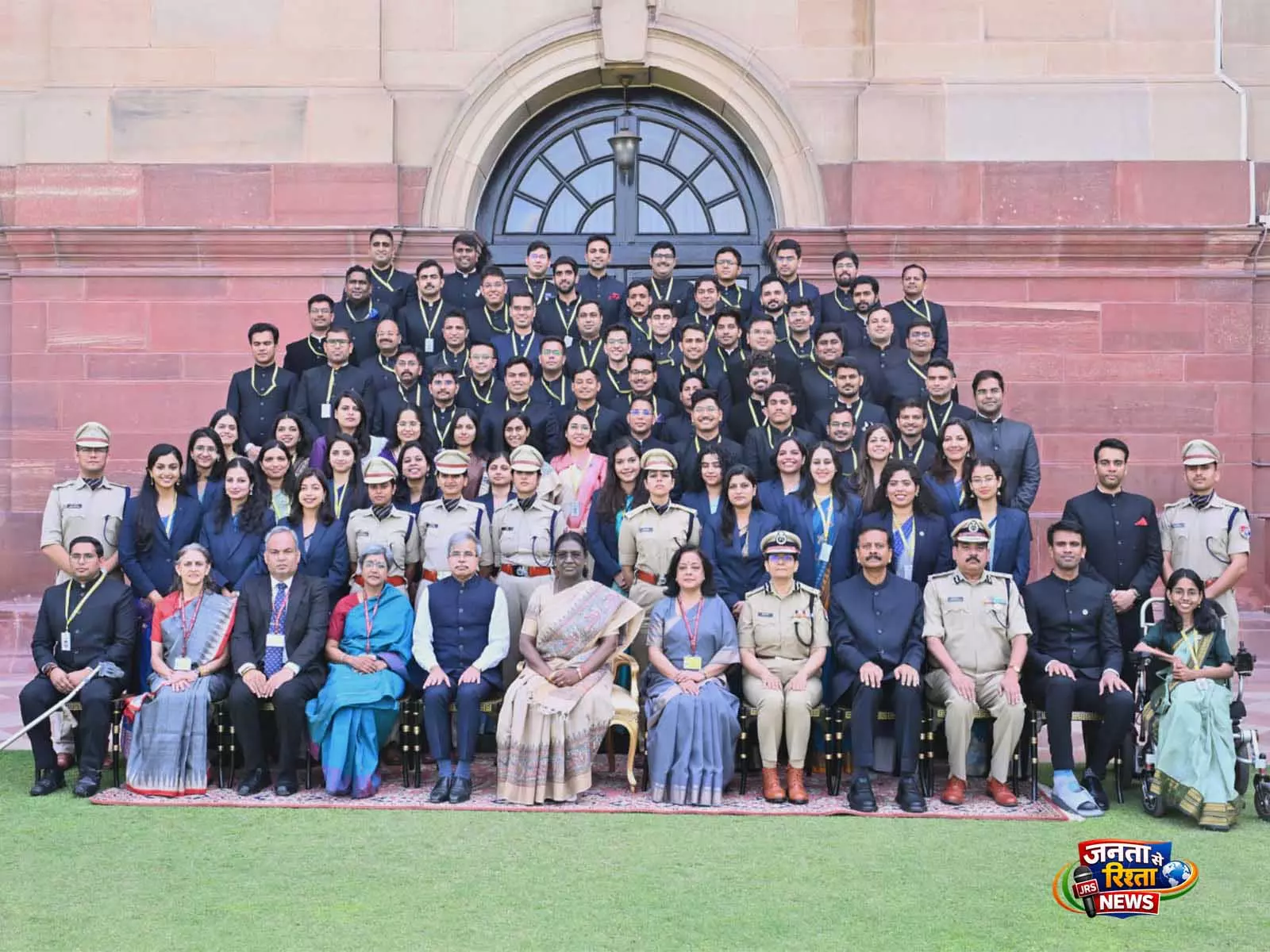 प्रोबेशनरी अधिकारियों ने President भवन में राष्ट्रपति मुर्मू से की मुलाकात