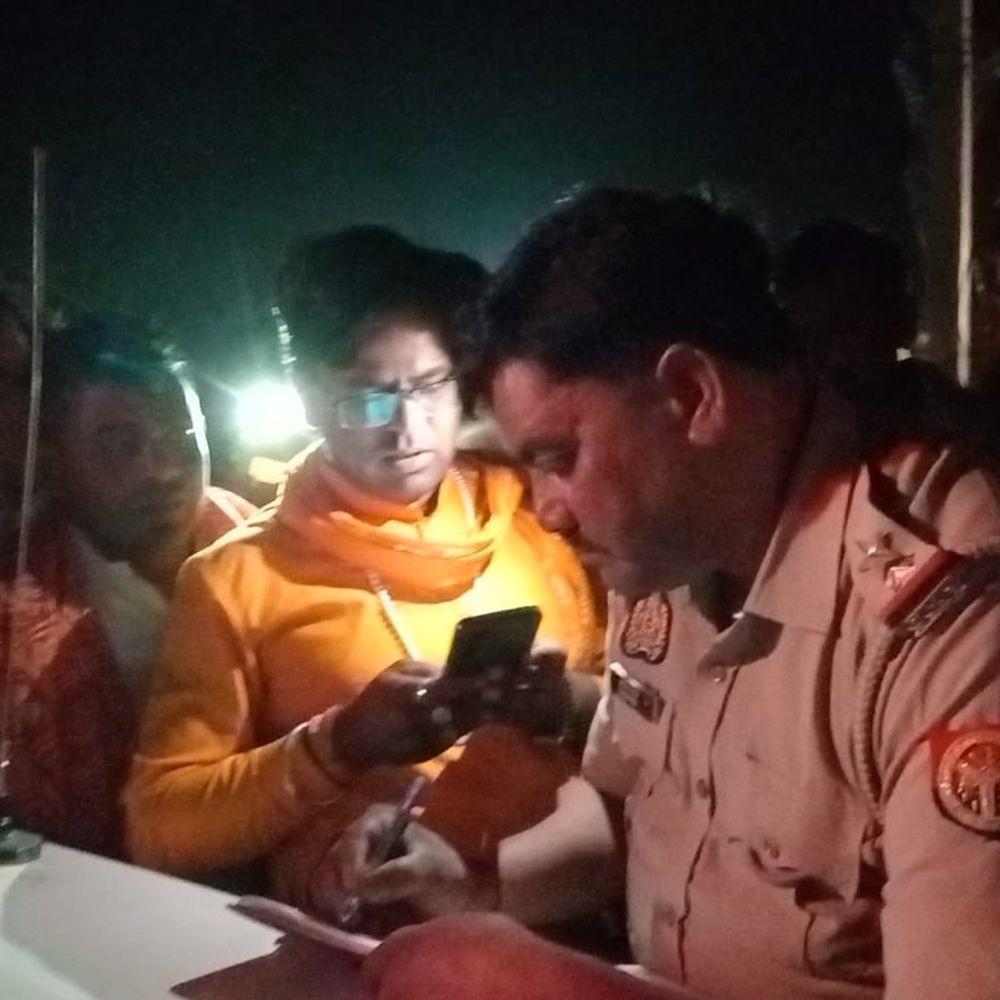 फिरोजाबाद में बिना अनुमति देवी जागरण बंद:पुलिस ने विधायक के हस्तक्षेप के बावजूद कार्यक्रम रुकवाया