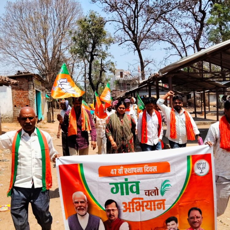 स्थापना दिवस पर भाजपा का ‘गाँव चलो अभियान, जामगांव पंचायत में हितग्राहियों का अभिनंदन, घर-घर पहुँचे कार्यकर्ता