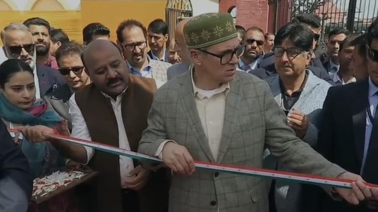 तिरंगे के रंगों वाला रिबन काटने से CM उमर अब्दुल्ला का इनकार, VIDEO वायरल