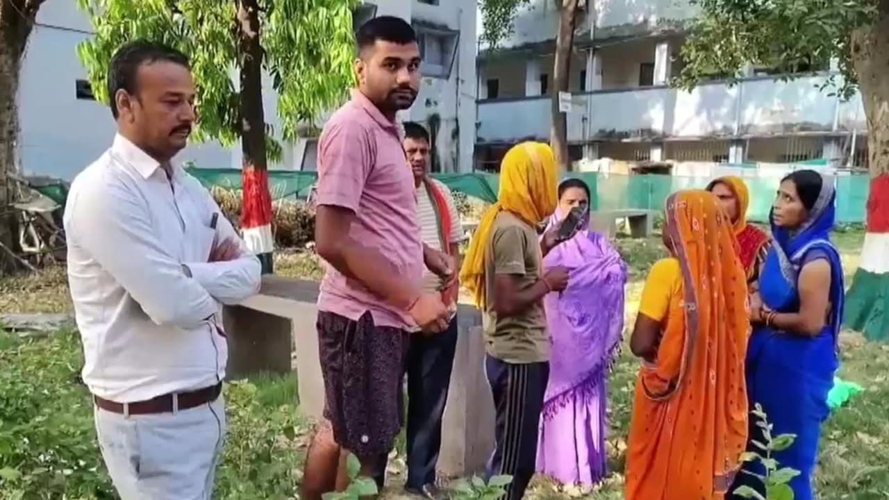 पति ने पत्नी को पीट-पीटकर मार डाला, बचने के लिए फैलाई सीढ़ी से गिरने की अफवाह