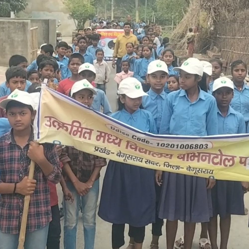 बाभन टोल परना में नामांकन जागरूकता अभियान:बच्चों और शिक्षकों ने प्रभात फेरी निकालकर लोगों को शिक्षा के प्रति जागरूक किया