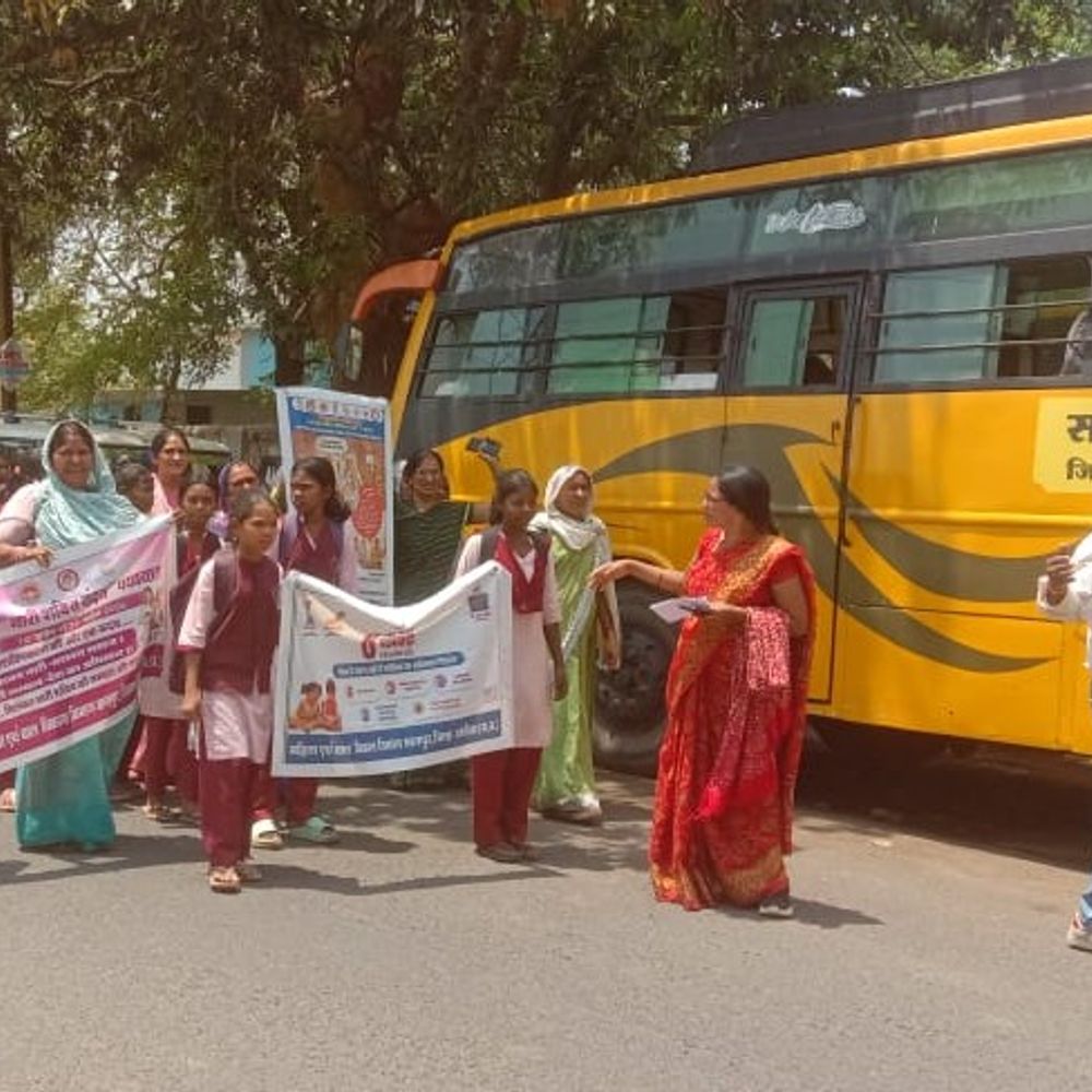 42 डिग्री तापमान में निकली रैली:महिलाओं और बच्चों को शामिल करने पर विभाग की कार्यशैली पर सवाल