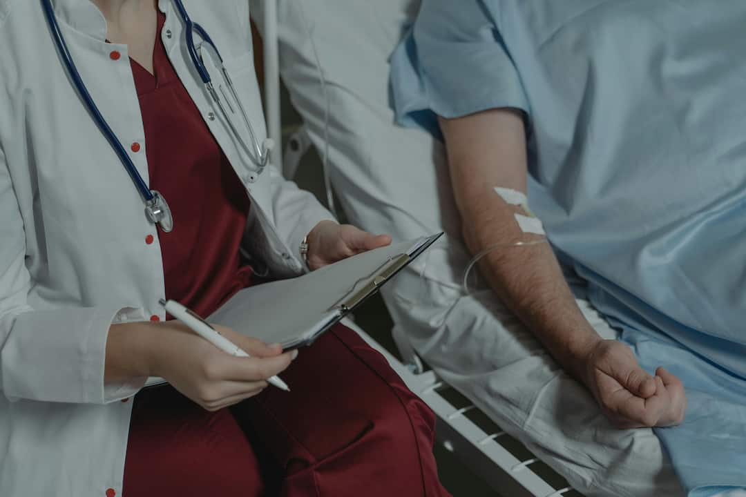 Autoimmune Disease Symptoms: थकान और जोड़ों के दर्द को न लें हल्के में, आंतों से शुरू हो सकती है ये बीमारी