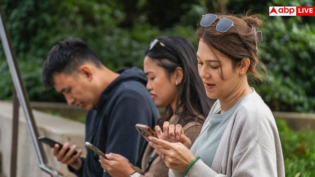 Screen Time Effects: क्या फोन दूर होते ही हो जाते हैं बेचैन, जानें स्क्रीन कैसे बना रही समय से पहले बूढ़ा?