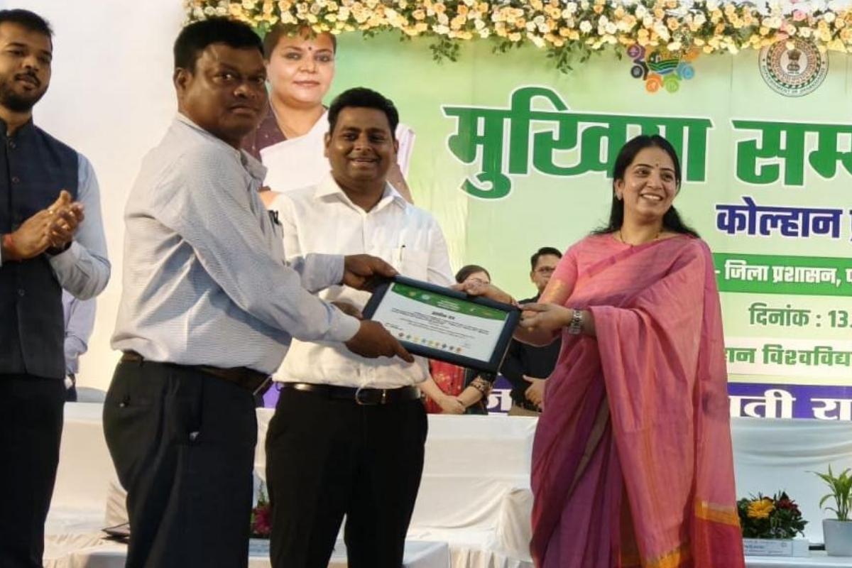 पूर्वी सिंहभूम में गोपालपुर पंचायत के मुखिया लक्ष्मी राम मुर्मू को शानदार कार्यों के लिए मिला सम्मान