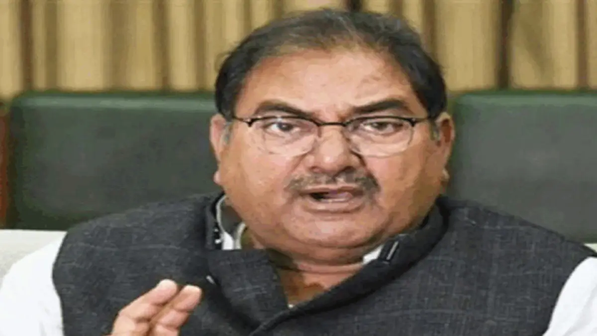 फतेहाबाद मंडी में अभय चौटाला: मंच पर मंगवाया मोबाइल नंबर,सचिव को दी कान पकड़वाने की चेतावनी