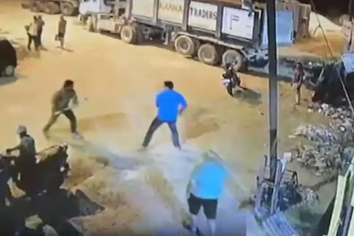 Ghaziabad Crime News: पत्नी पर की थी अश्लील फब्तियां, पति ने बीच सड़क पर तलवार से काट दिया कान
