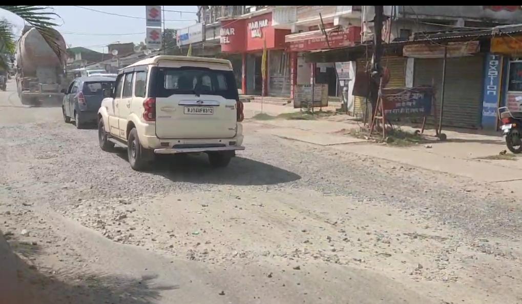Saraikela Birsa Chowk Road सरायकेला: बिरसा चौक के गड्ढे भरे गए, भाजपा नेता सुमित चौधरी का प्रयास लाया रंग