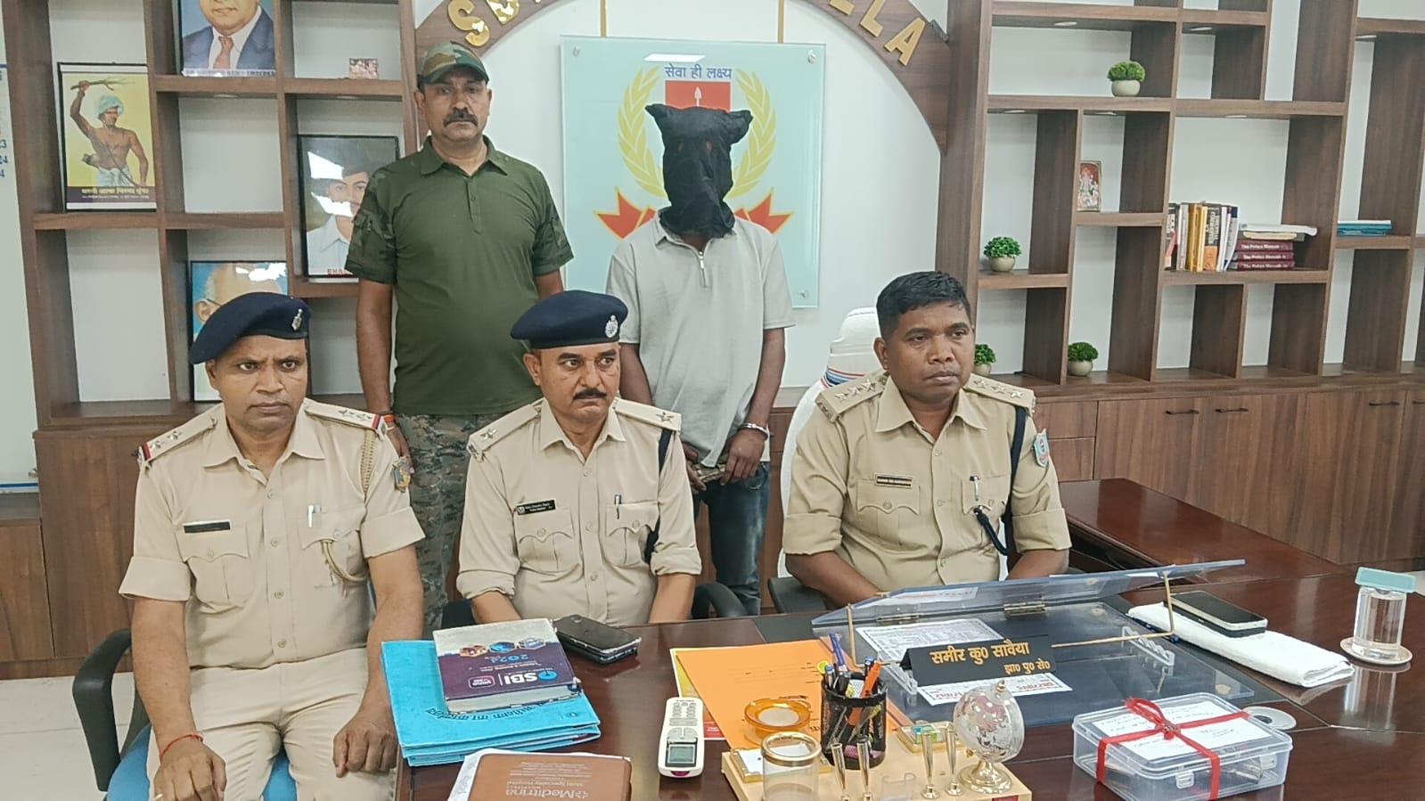 Saraikela Gamharia Police Success सरायकेला: गम्हारिया शराब दुकान में पिस्टल लहराकर रंगदारी मांगने वाला आरोपी गिरफ्तार, हथियार बरामद