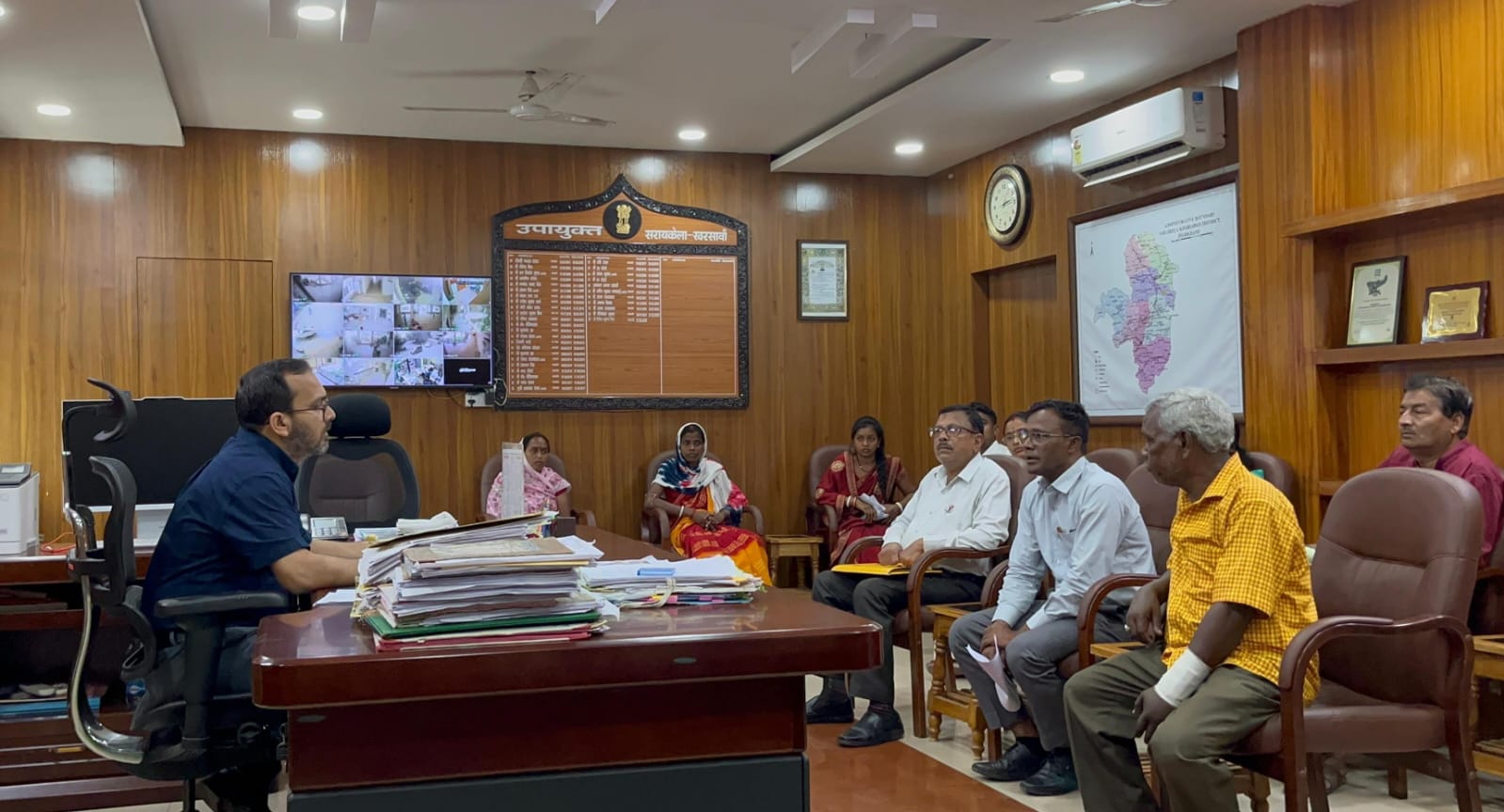 Saraikela Jan Shikayat Niwaran Divas सरायकेला: जनता दरबार सह जन शिकायत निवारण दिवस पर उपायुक्त ने जनता से किया सीधा संवाद, दिए त्वरित समाधान के निर्देश