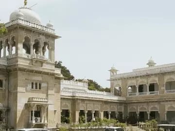 Daly College, Indore में चुनाव-संशोधन पर घमासान: Vikram Singh Pawar की बहस की चुनौती, डबल इलेक्शन खत्म करने पर बवाल; जून चुनाव, Sandeep Parekh को हटाने की मांग
