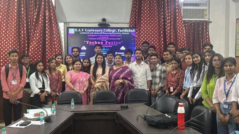डीएवी शताब्दी महाविद्यालय में “टेक्नो फ्यूजन 2026” का आयोजन, छात्रों ने दिखाई तकनीकी प्रतिभा