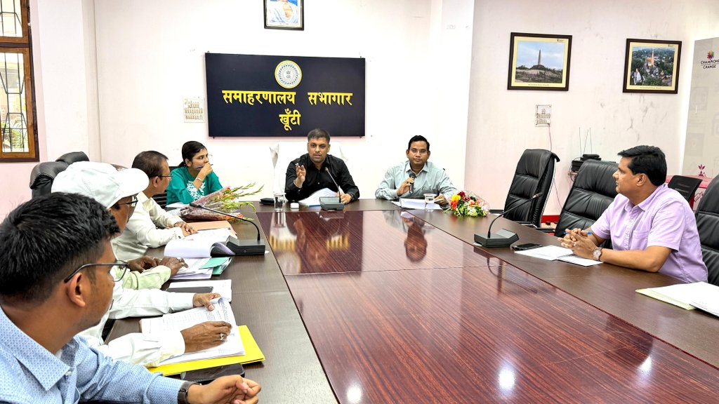 उपायुक्त की अध्यक्षता में राजस्व संग्रहण एवं राजस्व विभाग से जुड़े मामलों की हुई समीक्षा बैठक