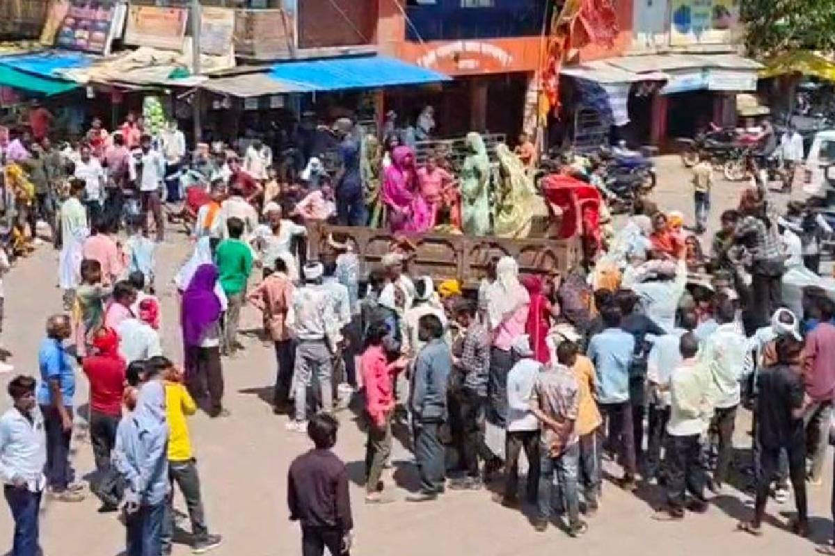 बोरे में शव भरकर फेंका... बंडा में किया चक्काजाम, घर गिराने की मांग