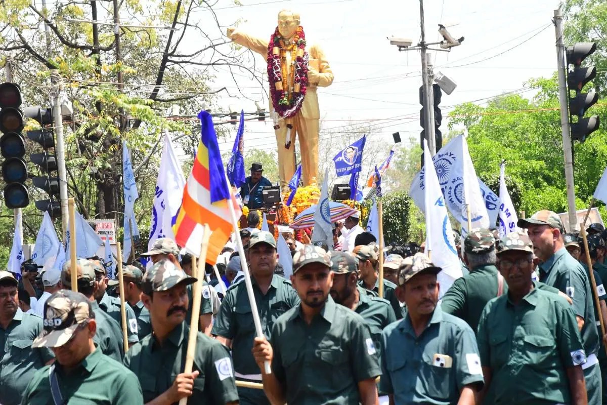 बोर्ड ऑफिस चौराहे पर बाबासाहेब को नमन, स्वयंम सैनिक दल की भव्य सलामी देखें photos