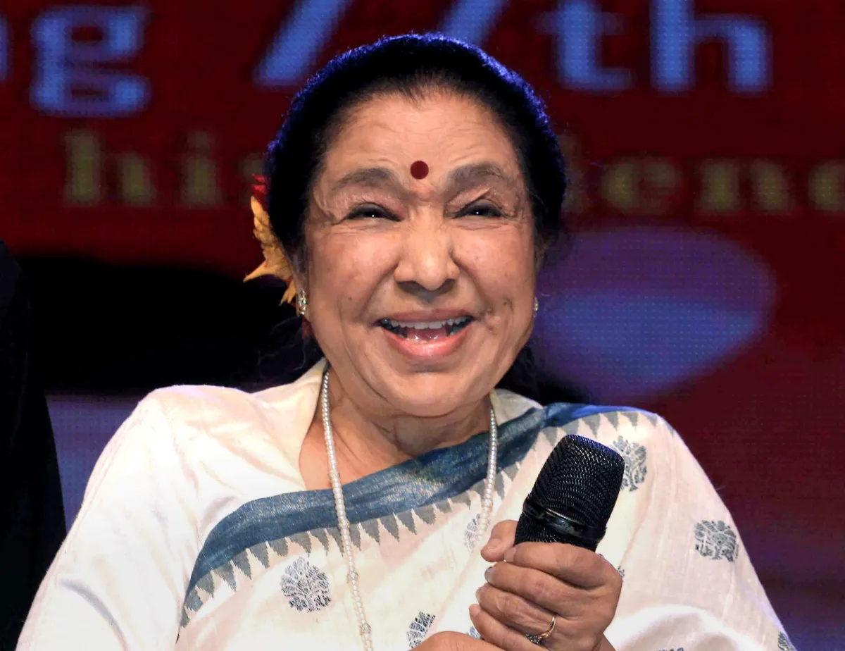 आशा भोसले ने 20 भाषाओं में बिखेरा सुरों का जादू, 12 हजार गानों के साथ बनाया रिकॉर्ड