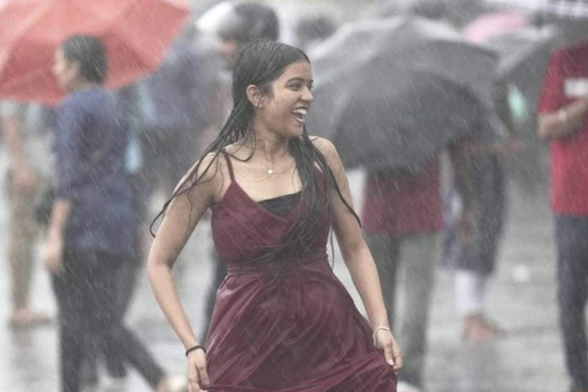 कूल-कूल हुआ वीकेंड, मौसम ने कर दी दिल्ली की मौज, फुहारें देंगी तपती गर्मी से राहत