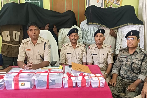 Seraikela : ‘नक्सली’ के नाम पर लेवी वसूलने वाले 7 अपराधी गिरफ्तार, देशी कट्टा, पिस्टल और बाइक बरामद